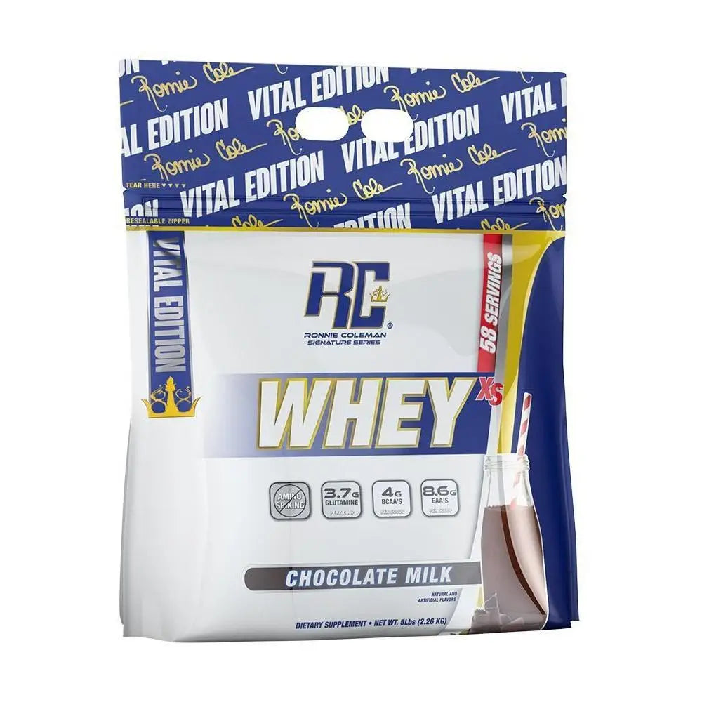 Ronnie coleman whey xs proteína de suero chocolate milk en bolsa resealable blanca azul y dorada para nutrición sport